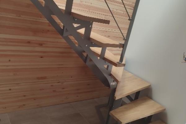 Réalisation d'un escalier quart tournant avec ses garde-corps métal bois à Blain 