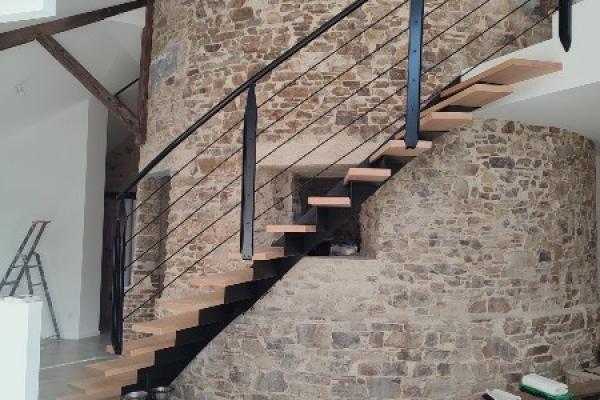 Réalisation d'un escalier et garde-corps métal bois contournant la tour du moulin à Héric 