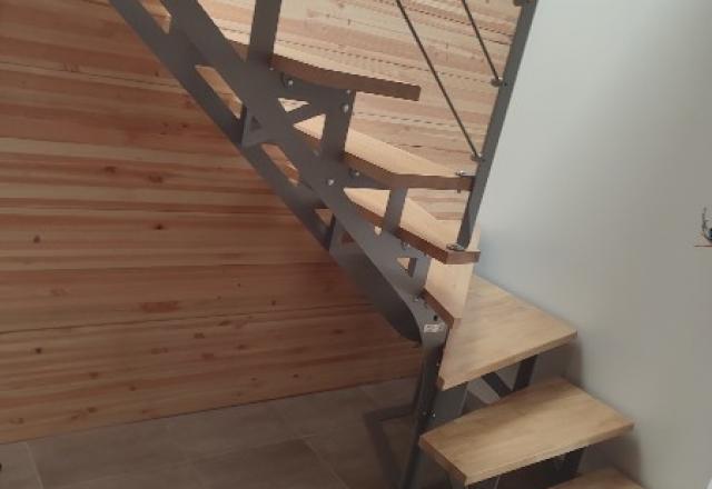 Réalisation d'un escalier quart tournant avec ses garde-corps métal bois à Blain 